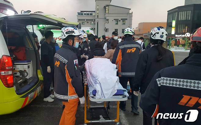 21일 오후 3시53분쯤 충북 제천시 하소동의 한 8층짜리 사우나 건물에서 불이 나 소방당국이 진화 작업을 벌이고 있다. 119구조대원이 화재현장에서 사망자를 수습하고 있다. 2017.12.21/뉴스1 &copy; News1 조영석 기자