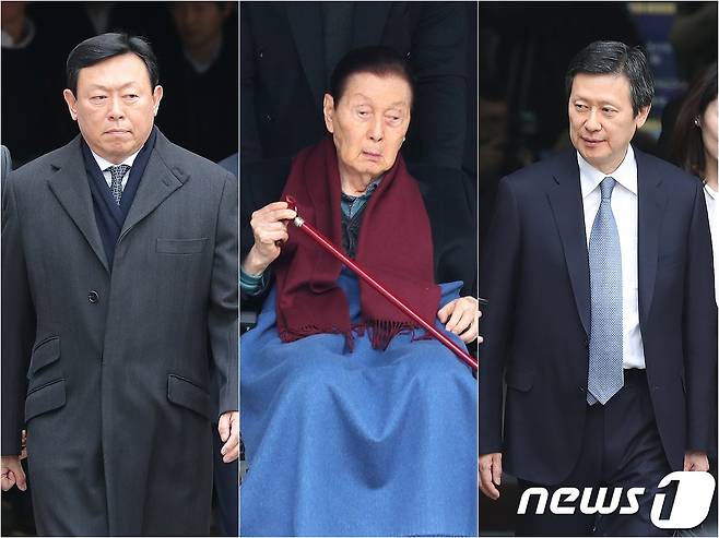 신동빈 롯데그룹 회장(왼쪽부터), 신격호 총괄 명예회장, 신동주 전 롯데홀딩스 부회장이 22일 오후 서울 서초구 서울중앙지방법원에서 열린 롯데 경영비리 혐의 선고 공판을 마치고 법원을 나서고 있다. 2017.12.22/뉴스1 © News1 임세영 기자