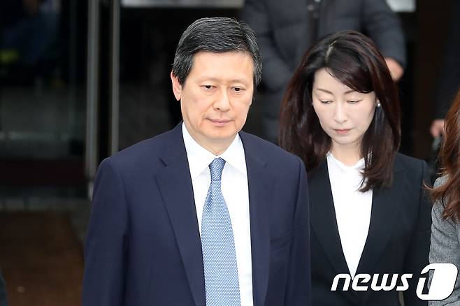 신동주 전 롯데홀딩스 부회장이 22일 오후 서울 서초구 서울중앙지방법원에서 열린 롯데 경영비리 혐의 선고 공판을 마치고 법원을 나서고 있다. 이날 법원은 신 전 부회장에게 무죄를 선고했다. 2017.12.22/뉴스1 © News1 임세영 기자
