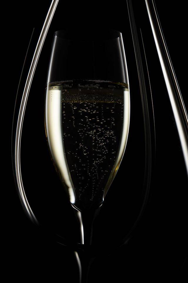 얇은 유리잔 속에서 황금빛 작은 비즈들이 잔잔하게 피어 오를 때, 비로소 한 해가 간다. 사진에 사용된 빈티지 샴페인 글래스와 디캔터는 ‘블랙타이 빈티지 샴페인 글래스’와 리델 ‘아마데오 디캔터’.