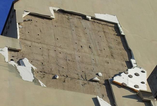 드라이비트 공법으로 시공된 건물이 손상된 모습. 부실공사로 인한 접착 불량은 단열효과를 낮추고 누수 가능성을 높인다. [사진출처=드라이비트 홈페이지]