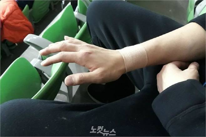 '아픈 손목' 정영식은 지난 4월 인대 부상을 입은 뒤 손목에 파스를 떼지 못하고 있다.(대구=노컷뉴스)