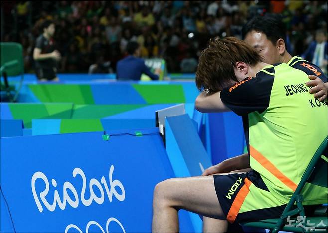 리우데자네이루 올림픽 남자 탁구 단식 16강에 출전한 정영식이 세계랭킹 1위 마롱(중국)과 경기에 역전패 당한 뒤 눈물을 흘리는 모습. 이철승 당시 코치가 위로하고 있다.(자료사진=노컷뉴스DB)