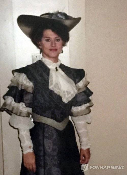 세계적 지휘자 뒤투아 성추행 폭로한 성악가 라스무센 (뉴욕 AP=연합뉴스) 메조소프라노 오페라 가수인 폴라 라스무센이 1991년 미국 로스앤젤레스에서 공연된 오페라 '나비부인'에 출연, 의상을 갖추고 포즈를 취하고 있다. AP통신은 21일(현지시간) 라스무센 등 여성 오페라 가수 3명과 클래식 연주자 1명이 1985~2010년 사이 세계적 지휘자 샤를 뒤투아에게 성추행 당한 사실을 폭로했다고 보도했다.       ymarshal@yna.co.kr