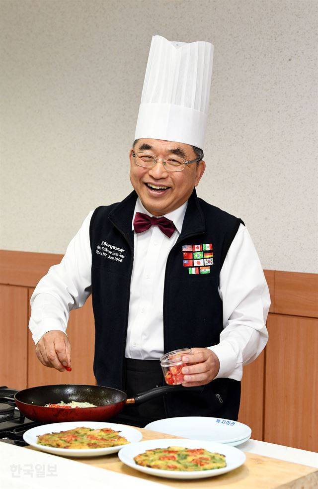 5년 전 미국 자동차 부품회사 보그워너의 한국법인 CEO에서 퇴직한 이대식씨는 올 9월 열린 삼식이 요리경연대회 대상 수상자다. 서울 압구정노인복지센터가 마련한 시니어요리교실에서 처음 요리에 입문한 지 3년 만에 이룬 쾌거다. 수상작 부추해물전을 만드는 그의 손놀림에서 특급호텔 조리장 못지않은 포스가 뿜어져 나온다. 배우한 기자