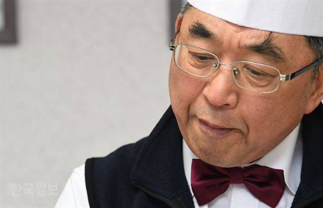 삼식이 요리경연대회 대상 수상자인 이대식씨가 진지한 표정으로 할아버지의 특급요리를 선보이고 있다. 배우한 기자