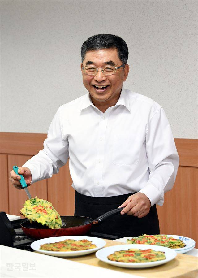 압구정노인복지센터에서 요리를 배운 이대식씨가 삼식이 요리경연대회에서 우승한 메뉴인 부추해물전. 아삭하고 노릇노릇하게 부쳐내기 위해서는 고온에서 익히는 게 필수다. 배우한 기자