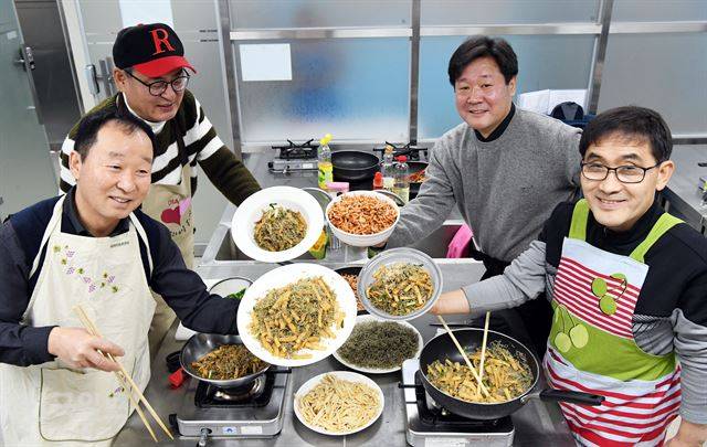 서울 노원50플러스센터에서 요리를 배우고 있는 장노년 남성들. 배우한 기자