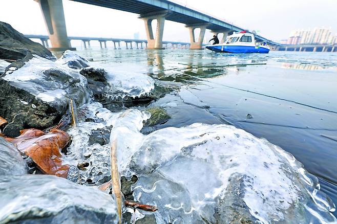 연일 이어진 강추위로 한강도 얼어붙었다. 지난 15일 오전 서울 강동구 광진교 인근에서 한강경찰대 광나루 치안센터 대원들이 얼음 두께를 확인하고 있다. 기상청에 따르면 이번 한강 결빙(2017년 12월 15일)은 지난 겨울(2017년 1월 26일)보다 42일, 평년(1월 13일)보다 29일 빨랐다. 또한, 12월 한강 결빙은 1946년 12월 12일 이후 71년 만에 빠른 한강 결빙이다. [뉴스1]