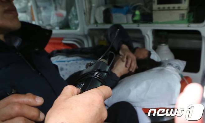 제천 스포츠센터 건물주 이모씨(53)가 23일 오전 충북 제천체육관 합동분향소 주차장에서 응급차에 탑승해 있다. 이씨는 이날 유족 등의 반대로 조문하지 못하고 돌아갔다. 2017.12.23/뉴스1 News1