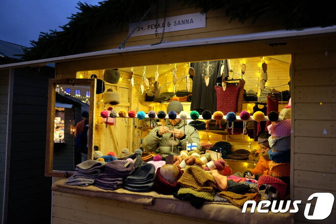 손수 뜨개질로 만든 모자를 판매하고 있는 노점© News1 윤슬빈 기자