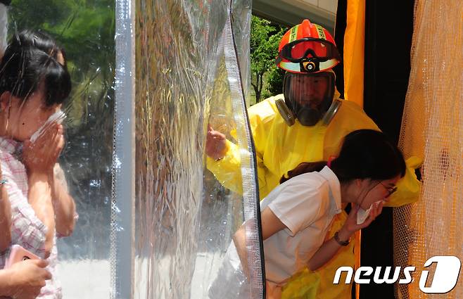 16일 오전 부산 해운대구 문화복합센터에서 열린 백색가루(탄저균) 발견을 가정한 테러 대비 훈련 중 소방안전본부 특수구조단이 폭로자 구조 및 후송을 하고 있다.2017.6.16/뉴스1 © News1 여주연 기자