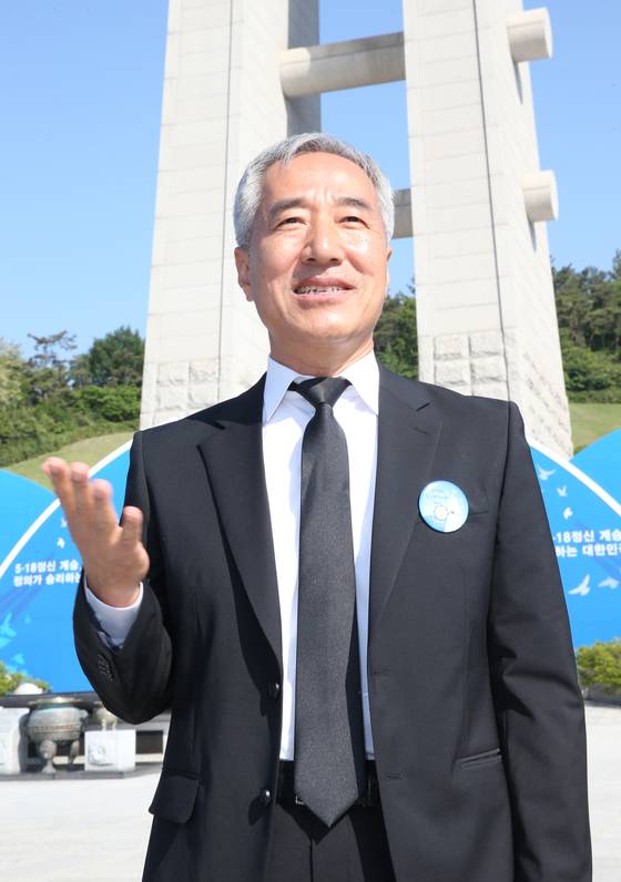 '임을 위한 행진곡'을 작곡한 김종률 광주문화재단 사무처장이 국립 5·18민주묘지에서 열린 37주기 5·18기념식에서 9년 만에 노래를 제창한 소회를 밝히고 있다. [프리랜서 장정필]