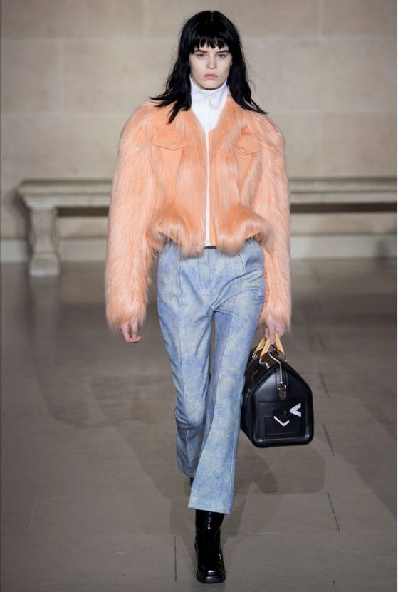 루이비통 2017 FW 컬렉션에 등장한 밝은 오렌지빛 페이크 퍼 재킷. [사진 루이비통]
