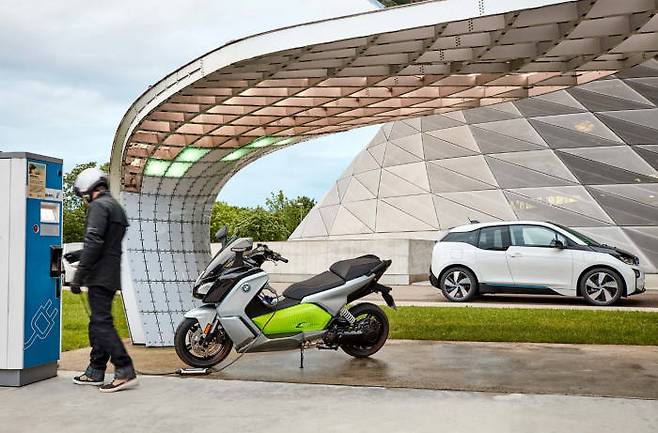 BMW 전기 스쿠터 'C 에볼루션'과 전기차 'i3'.