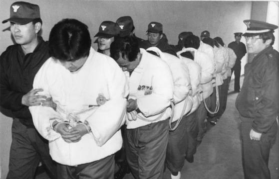 1991년 서울대·이대음대 입시부정으로 기소된 대학교수 등 피고인들이 머리를 숙인채 법정으로 향하고 있다. [중앙포토]