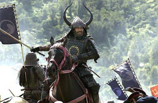 일본의 사무라이도 말을 주로 교통수단으로 이용하고 전장에서는 말에서 내려와 보병으로 전투에 참가하는 승마보병 역할을 많이 한 것으로 알려져있다.(영화 '라스트 사무라이' 장면 캡쳐)