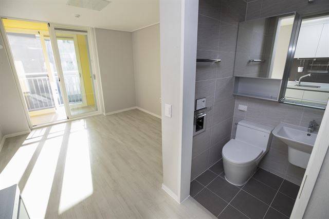 26일 오후 서울 강서구 가양동에서 국내 첫 모듈러 행복주택 '라이품' 준공식이 열렸다. 사진은 주택 내부 모습.  서울=연합뉴스