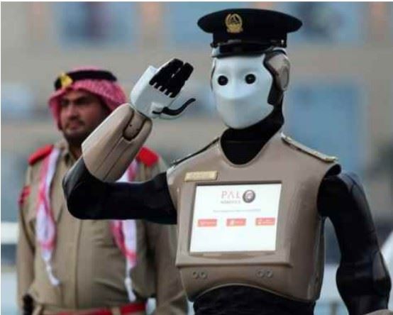 지난해부터 아랍에미리트 두바이 주요 관광지에 배치된 로봇경찰 '로보캅'은 약 167㎝, 100㎏으로 범죄자, 자동차 번호판을 인식하고 교통범칙금 수납도 담당한다. NIPA 제공