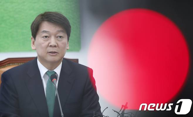 안철수 국민의당 대표가 27일 서울 여의도 국회에서 열린 기자간담회에서 취재진의 질의에 답하고 있다.2017.12.27/뉴스1 © News1 안은나 기자