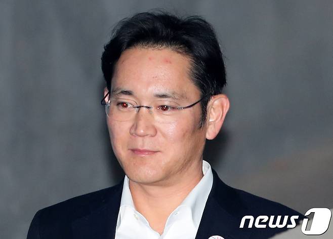 이재용 삼성전자 부회장이 27일 오전 서울 서초구 서울고등법원에서 열린 삼성그룹 전·현직 임직원들의 뇌물공여 혐의 관련 항소심 오후 재판에 출석하기 위해 호송차에서 내려 법정으로 향하고 있다. 2017.12.27/뉴스1 © News1 허경 기자