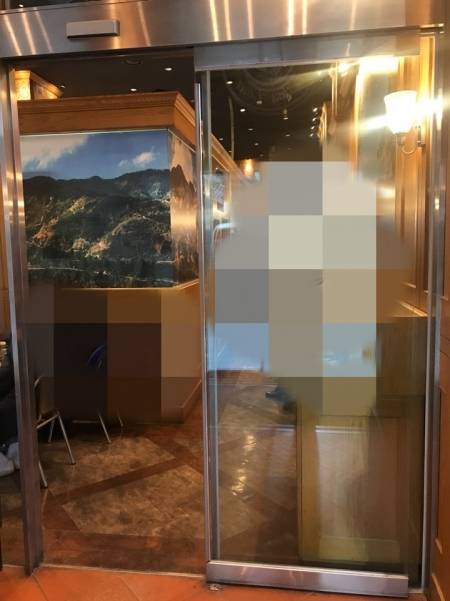 사람의 움직임을 인식해 열리는 자동문./사진=한지연 기자