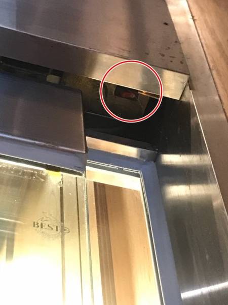 자동문 우측 상단에 있는 전원 스위치. 키가 작은 사람에겐 닿지 않는다./사진=한지연 기자