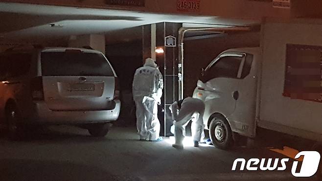22일 오후 5시20분 경찰이 준희양의 양외할머니 김모씨(61) 자택에 대해 압수수색에 나섰다. 이날 압수수색은 고양의 양외할머니를 아동복지법 위반 혐의로 입건함과 동시에 이뤄진 것으로 알려졌다. 2017.12.22/뉴스1 © News1 박슬용 기자