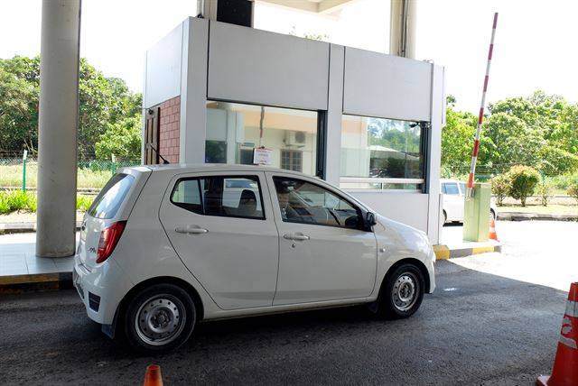 신두민.메라폭 출입관리소. 긴장감 0%, 탑승한 채 여권을 내밀면 OK.