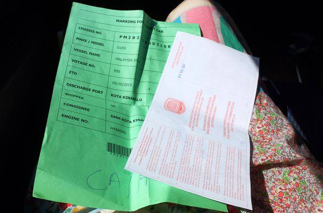 차 서랍을 잘 털면 어딘가에서 나타날 차량등록증(좌)과 새로 받은 허가증(우). 아, 허가증에도 스탬프가 찍혔는데…그러면 9개?