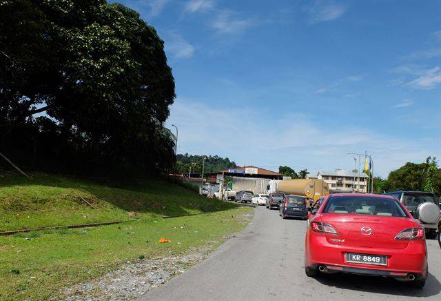 술병도 구르고, 페트병도 구르고, 차도 굴러가고 있었다. 브루나이행 마지막 스탬프가 저 앞에서 찍힌다.