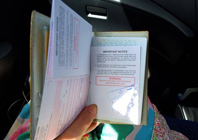 출입국신고서에 마약을 경계하는 죽음의 경고 문구가 있음에도 짐 검사는 시늉조차 하지 않는다.