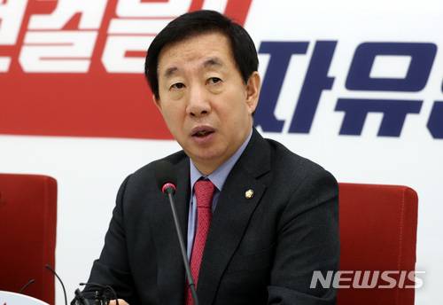 【서울=뉴시스】이영환 기자 = 자유한국당 김성태 원내대표가 28일 오전 서울 여의도 국회 원내대표실에서 현안 관련 기자간담회를 하고 있다. 2017.12.28.  20hwan@newsis.com
