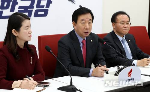 【서울=뉴시스】이영환 기자 = 자유한국당 김성태 원내대표가 28일 오전 서울 여의도 국회 원내대표실에서 현안 관련 기자간담회를 하고 있다. 2017.12.28.  20hwan@newsis.com