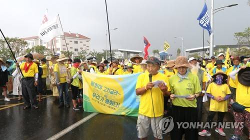 제주생명평화대행진 기자회견 지난 7월 31일 제주 서귀포시 민군복합형관광미항(제주해군기지) 앞에서 강정마을 구상권 청구 철회와 평화의 섬 제주를 지키기 위한 도보순례 행사인 '2017 제주생명평화대행진' 출발 기자회견이 열리고 있는 모습 [연합뉴스 자료사진]