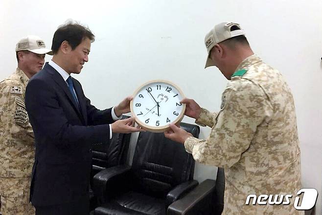문재인 대통령 특사로 아랍에미리트(UAE)를 방문한 임종석 대통령 비서실장이 10일 오후(현지시간) 아크부대를 방문해 문 대통령의 서명이 들어간 벽시계를 선물하고 있다.(청와대 제공) 2017.12.11/뉴스1 © News1 이광호 기자