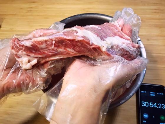 30분 정도 지난 후 고기의 모습. 아직 찬 기운이 남아있지만 요리할 수 있을 정도로 부드러워졌다.