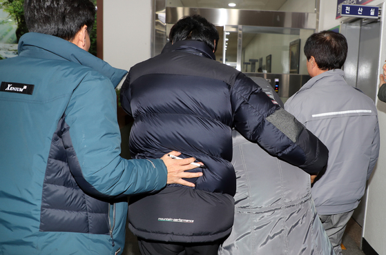 전북 전주에서 실종된 고준희(5)양 시신을 유기한 혐의를 받는 친부 내연녀의 어머니 김모(61)씨(오른쪽 두번째)가 유치장으로 입감되고 있다. [연합뉴스]
