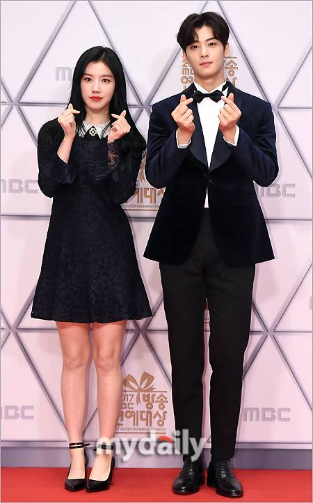 ▲ 차은우·시연 '무표정 하트 포즈'