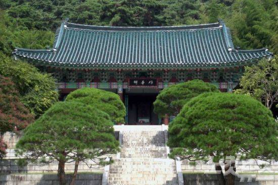 박 전 대통령이 다시 세운 이순신 현충사에는 박 전 대통령의 친필 현판과 기념수가 심어져 있다. (사진=김세준 기자)
