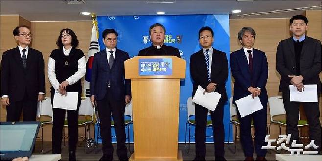 27일 오전 정부서울청사에서 통일부 정책혁신위원회 김종수 위원장과 위원들이 개성공단 전면중단과 민간교류 중단 등 보수정부 대북정책 점검 결과를 발표하고 있다.