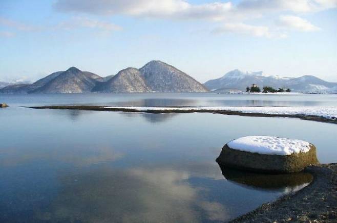 도야 호수를 제대로 즐기는 방법 중 하나는 유람선을 타고 유유자적 호숫가를 떠다니는 것이다. 토야코 온천의 선착장에서 출발하는 유람선을 타면 가장 큰 섬인 오시마까지 갈 수 있다. 안에는 삼림 박물관도 있다. (사진=자유투어 제공)