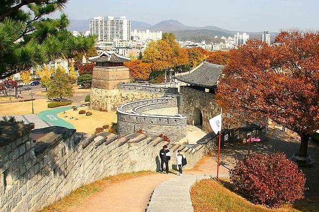 멀리 화서문과 공심돈이 보인다.