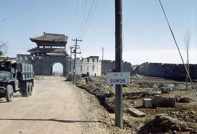 한국전쟁 당시의 장안문. 자료사진