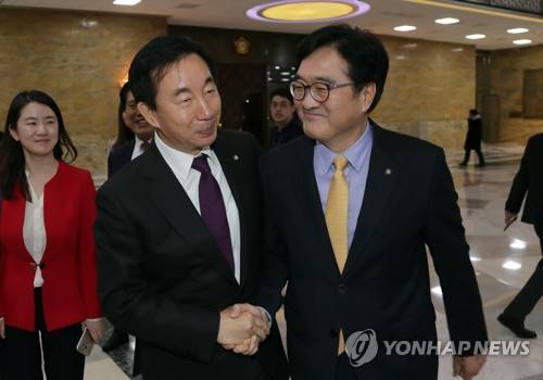 우원식 김성태 '고생 많았습니다' (서울=연합뉴스) 이정훈 기자 = 더불어민주당 우원식 원내대표(오른쪽)와 자유한국당 김성태 원내대표가 29일 오후 국회 본회의 산회 뒤 서로를 격려하며 악수하고 있다.      uwg806@yna.co.kr