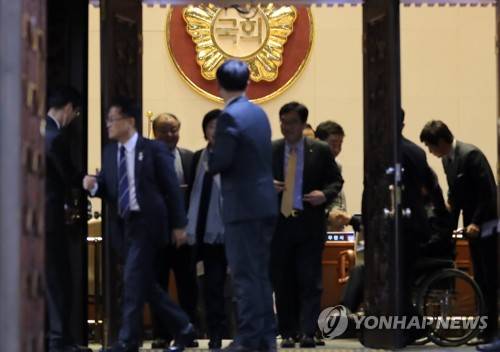 우여곡절 끝 '빈손 국회' 오명 벗다 (서울=연합뉴스) 이정훈 기자 = 정유년 마지막 업무일인 29일 오후 국회 본회의 산회 뒤 의원들이 의사당을 나서고 있다.      uwg806@yna.co.kr