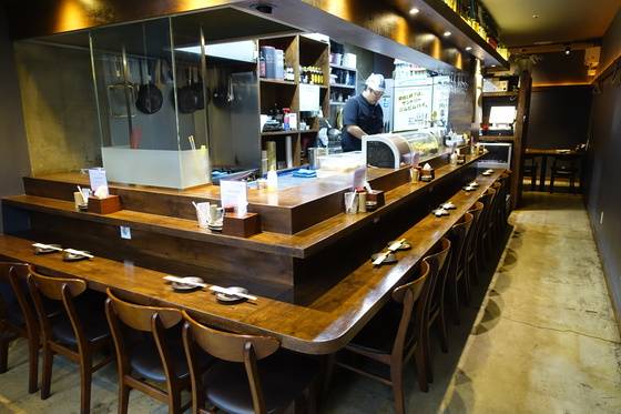 ‘쿠시카츠쿠시엔’의 내부. 43㎡ 매장에 좌석 22석의 작은 점포다. 주인 김상호씨가 영업 준비를 하고 있다.