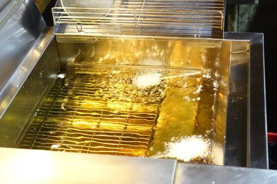 끓는 기름에서 튀겨지는 이베리코 항정살 쿠시카츠.