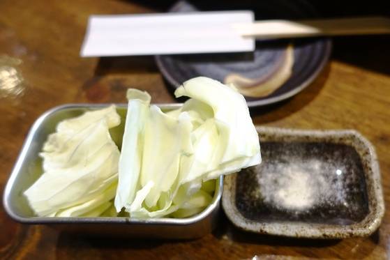 쿠시카츠의 느끼함을 달래주는 양배추. 소금을 찍어 먹으면 시원하다.