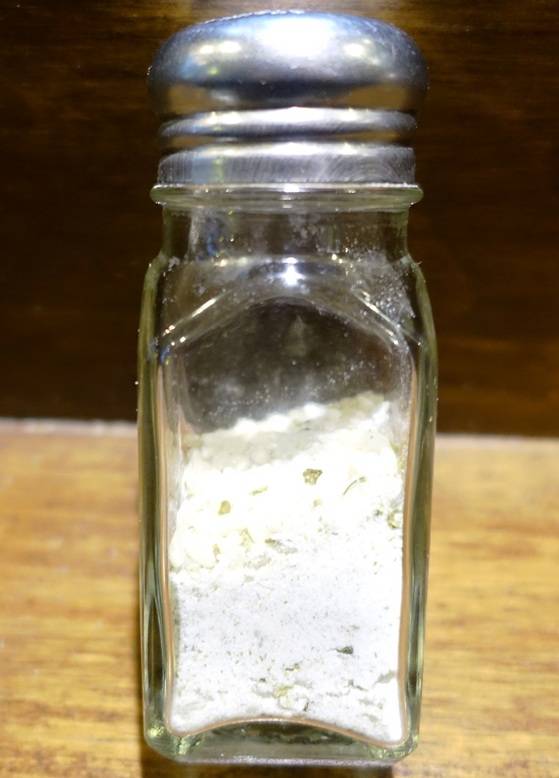 양배추나 튀김을 찍어 먹는 소금. 파래가 들어가 해초 향이 물씬 난다.